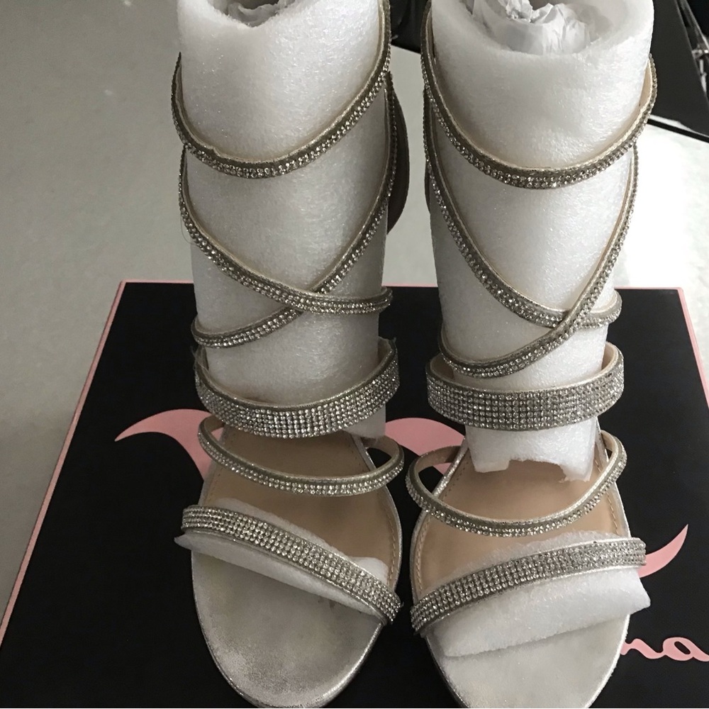 Nina Risa Silver Strappy Wedding/ Prom Heels 8M EUC